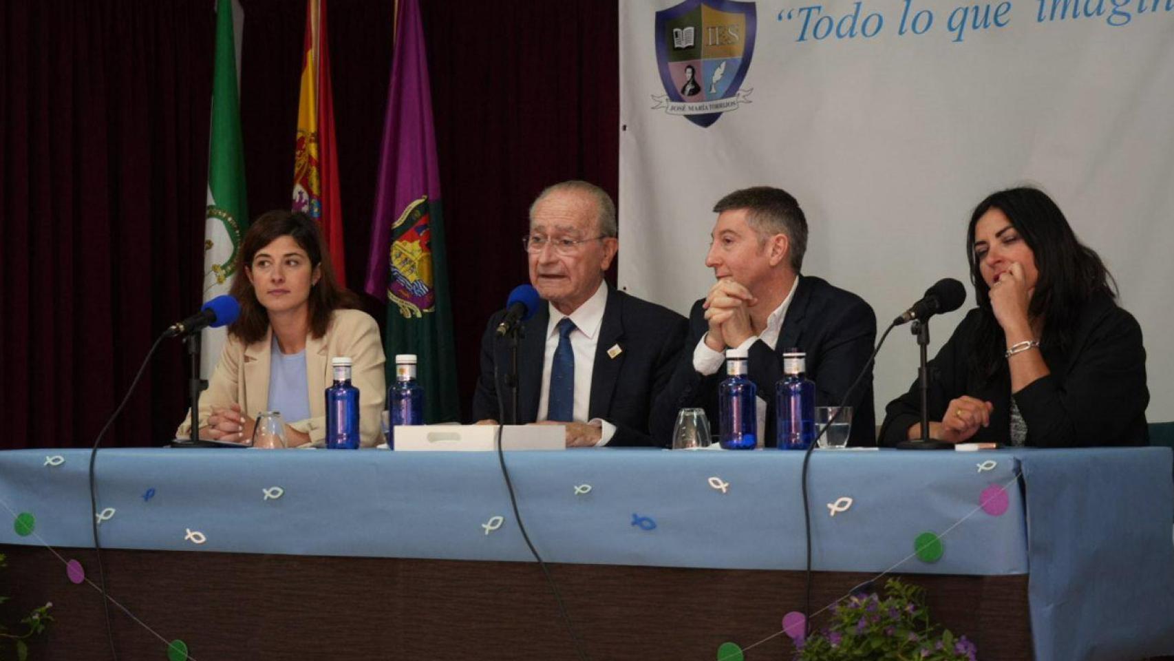 Yasmina Laraudogoitia, responsable de Relaciones Institucionales de TikTok; Francisco de la Torre, alcalde de Málaga; director del IES y Yolanda Rueda, presidenta de Cibervoluntarios.