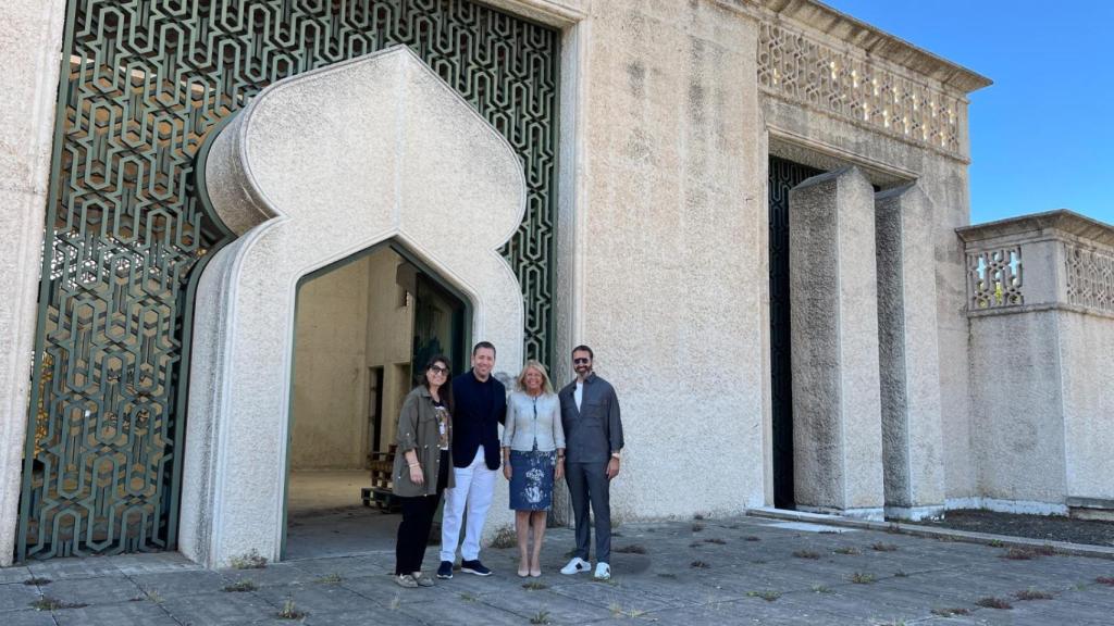La alcaldesa de Marbella, Ángeles Muñoz, junto a los responsables de Grupo Mosh, Albert Beniflah, y Grupo Dani García, Javier y Laura Gutiérrez.