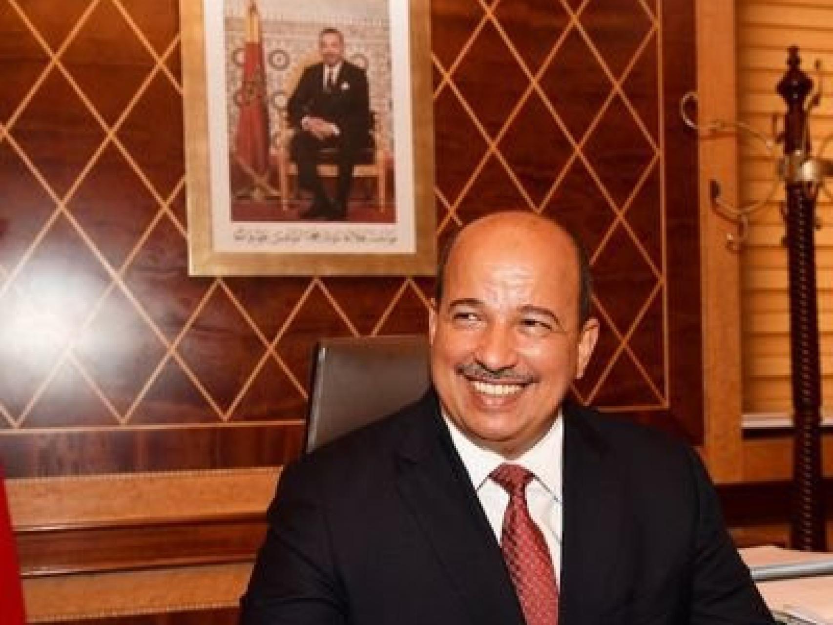 Enaam Mayara, el presidente del Senado, con un retrato del rey Mohamed VI.