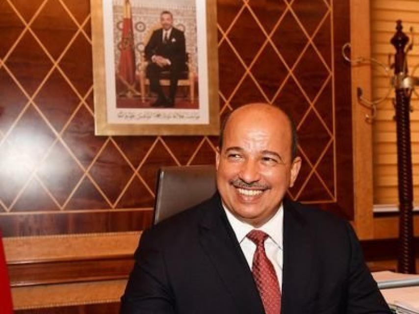 Enaam Mayara, el presidente del Senado, con un retrato del rey Mohamed VI.