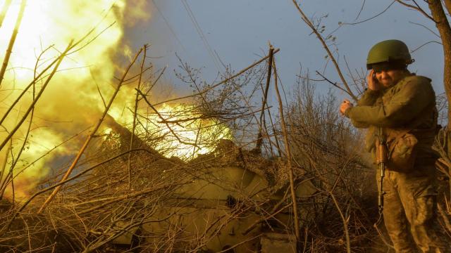 Un soldado ucraniano junto a un obús autopropulsado en el frente de Bakhmut.
