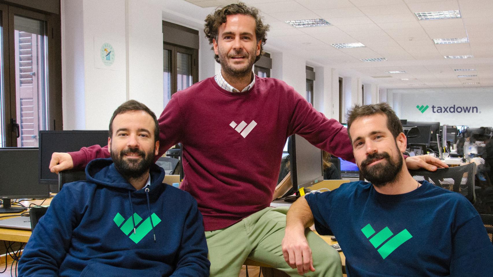 De izquierda a derecha, Joaquín Fernández, Álvaro Falcones y Enrique García, los tres cofundadores de Taxdown.