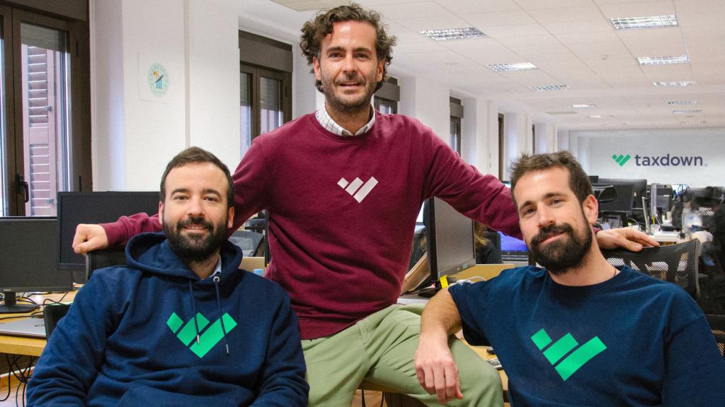 De izquierda a derecha, Joaquín Fernández, Álvaro Falcones y Enrique García, los tres cofundadores de Taxdown.