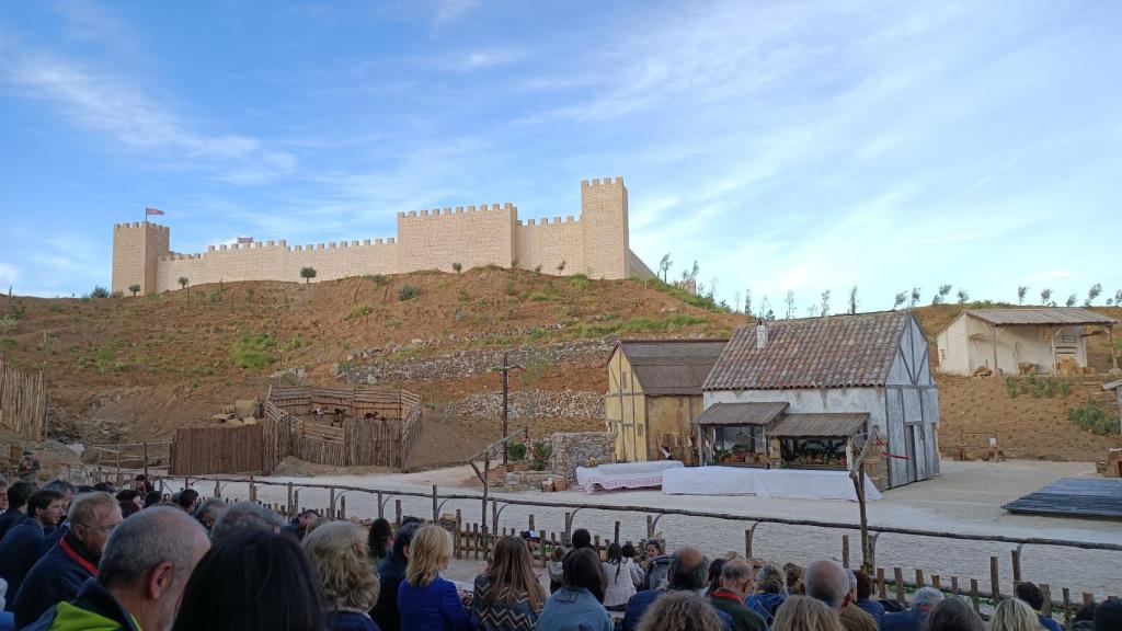 Parte del decorado de nuevo espectáculo de Puy du Fou y, de fondo, el castillo donde se celebra la función sobre El Cid.