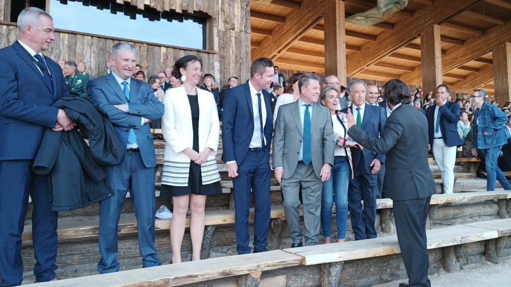 El presidente de Castilla-La Mancha, Emiliano García-Page, y la alcaldesa de Toledo, Milagros Tolón, hablando con Erwan de la Villéon, CEO de Puy du Fou España.