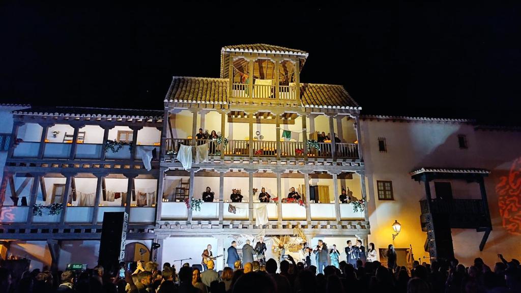 Vista nocturna del corral de comedias de Puy du Fou.