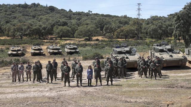 Robles, en su visita a la Base Cerro Muriano en Córdoba este jueves junto a los Leopard