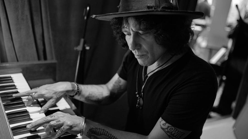 Enrique Bunbury, en los días de composición y grabación de su disco en 2023.
