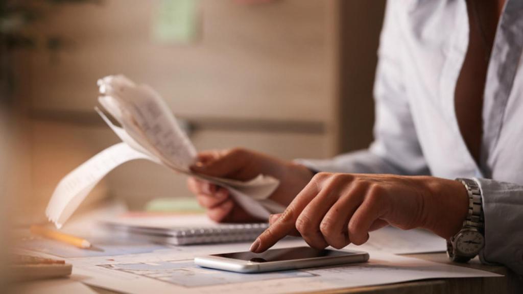 Imagen de archivo de una persona haciendo calculos de su declaración de la Renta.