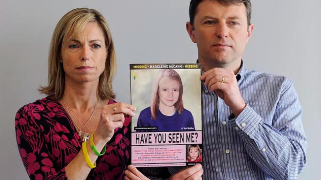 Kate y Gerry McCann sosteniendo un cartel con su hija, Madeleine.