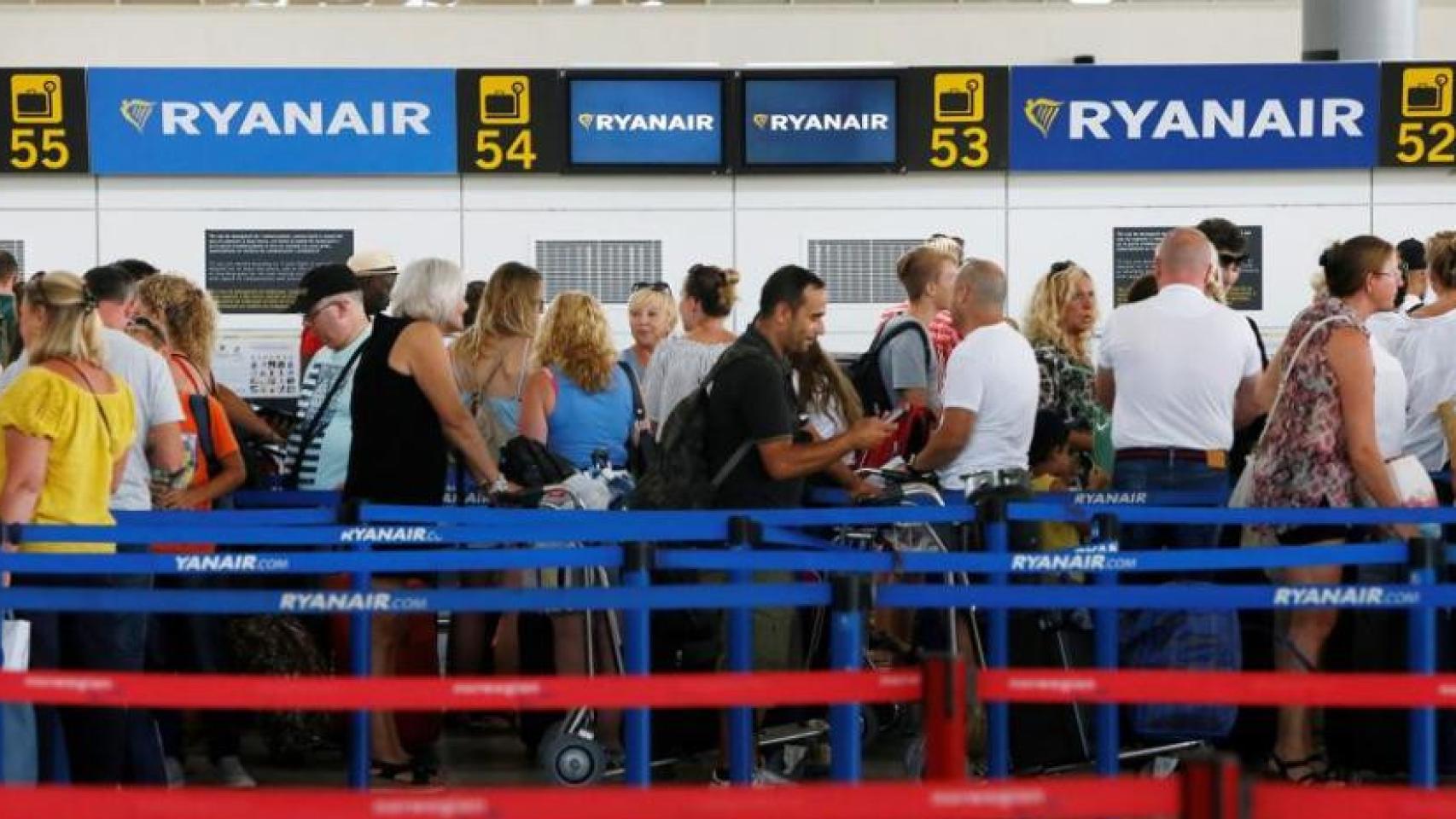 Pasajeros en el aeropuerto de Alicante-Elche, en imagen de archivo.