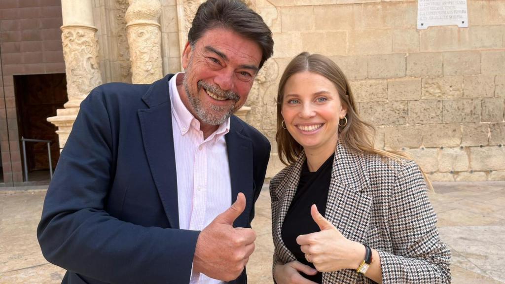El alcalde de Alicante, Luis Barcala, con la número 3 de su lista  para las próximas elecciones,  Rocío Gómez.