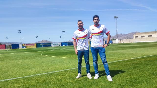 Los entrenadores de la escuela de fútbol adaptado del Atlético de Madrid en Crevillent, Fran Cremades y Christopher López.