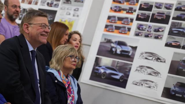 Un momento de la visita a la empresa de Ximo Puig junto con la alcaldesa de Santa Pola Loreto Serrano.