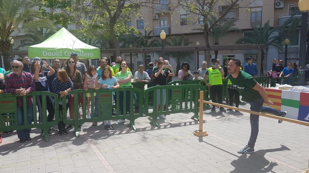 Un participante en el torneo de lanzamiento de hueso de dátil de Elche, en una edición anterior.