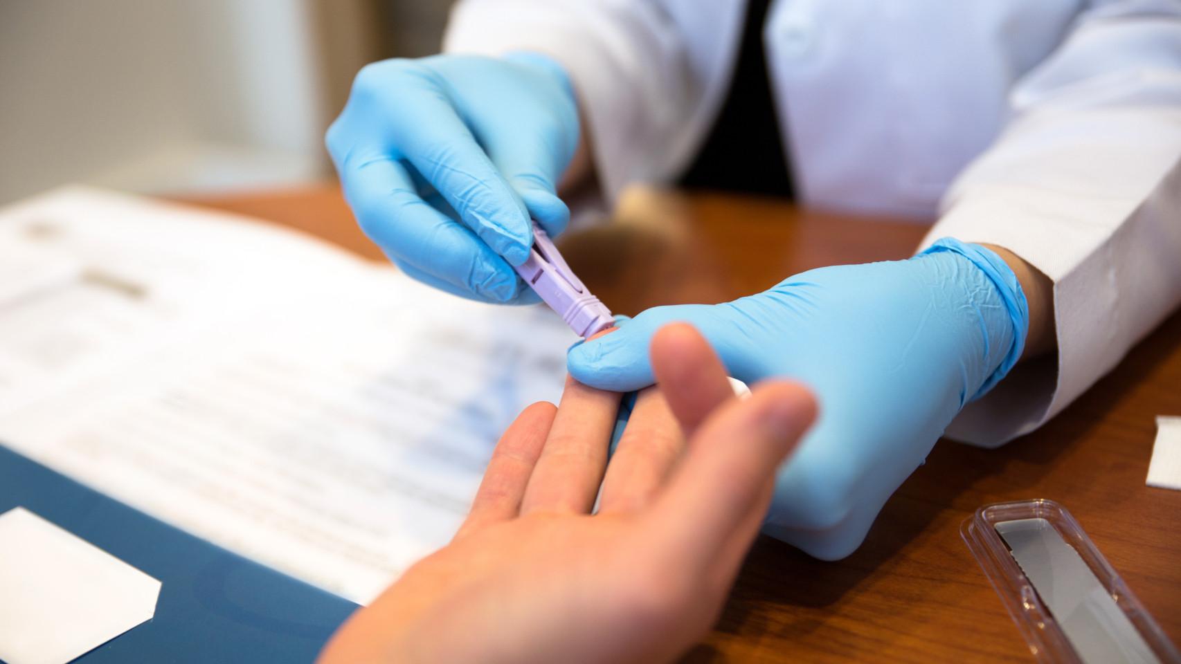 Una persona sometiéndose a un test de VIH.