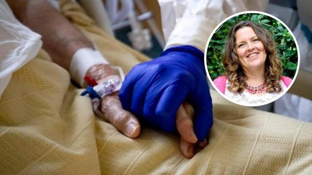 Un paciente con un sanitario junto a una foto de Bronnie Ware, enfermera de paliativos.