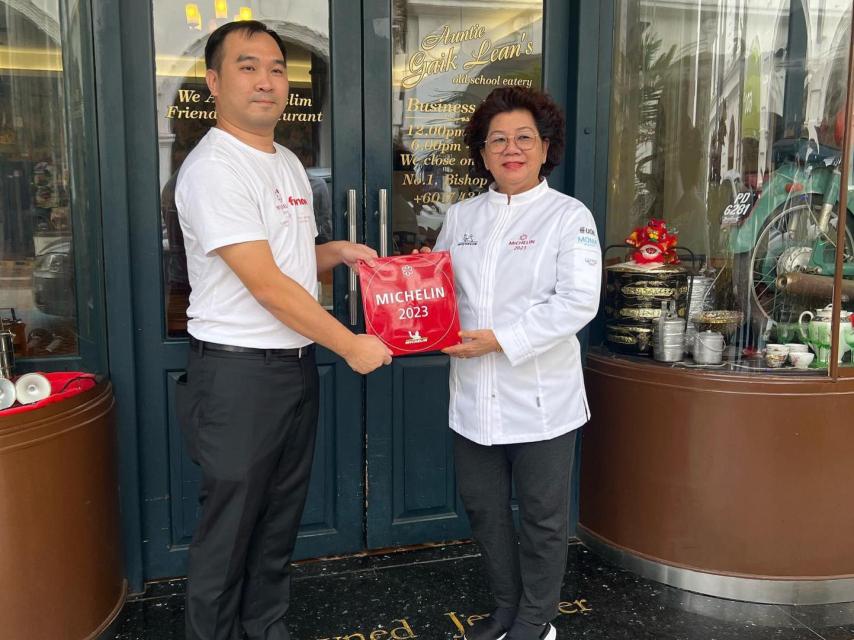 Beh Gaik Lean (derecha) posa enseñando su primera estrella Michelin