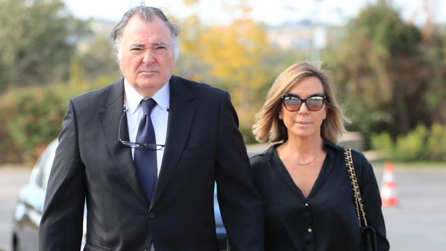 Juan Antonio García Obregón -Juancho-, el hermano mayor de la actriz Ana Obregón, junto a su mujer,  Marta Vázquez de Castro, en el entierro de Antonio García Fernández.