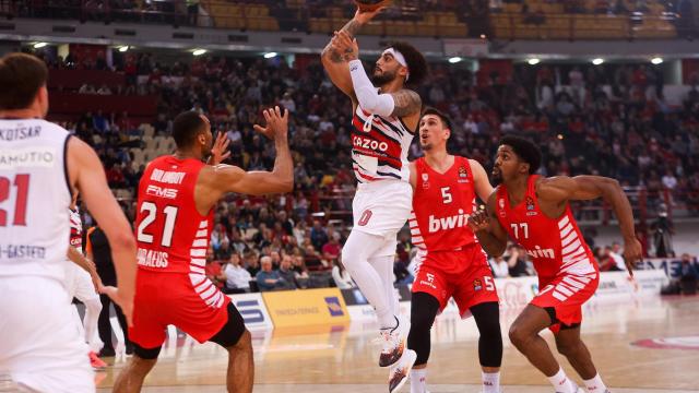 Canasta de Markus Howard frente a Baskonia.