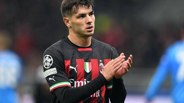 Brahim Díaz, aplaudiendo a la afición del AC Milan