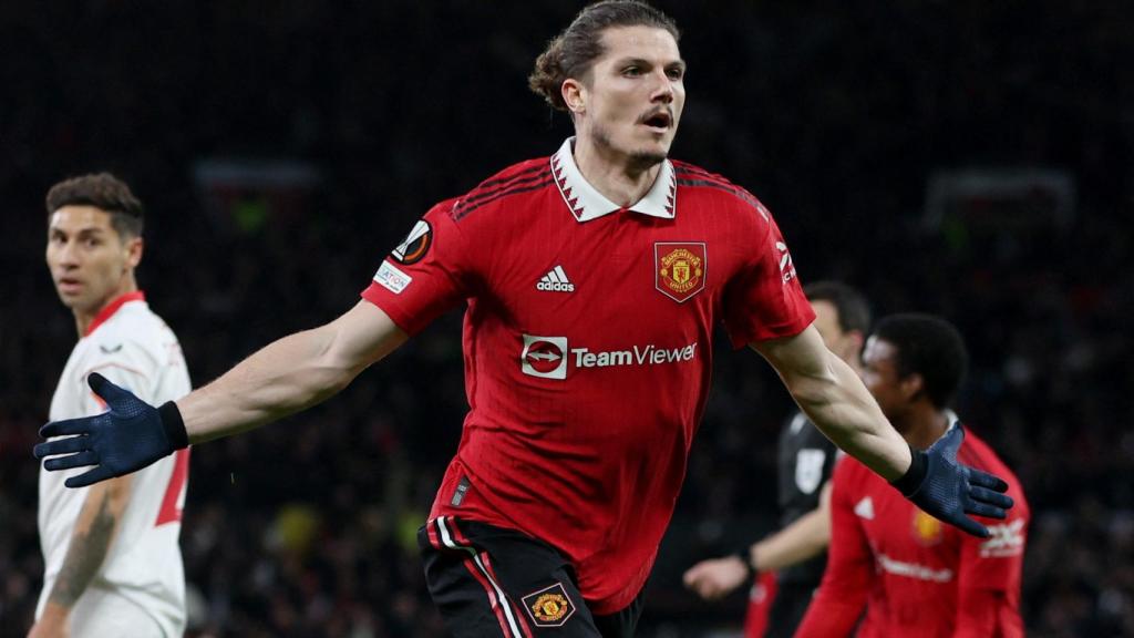 Marcel Sabitzer, celebrando un gol para el Manchester United al Sevilla en la Europa League 2022/2023