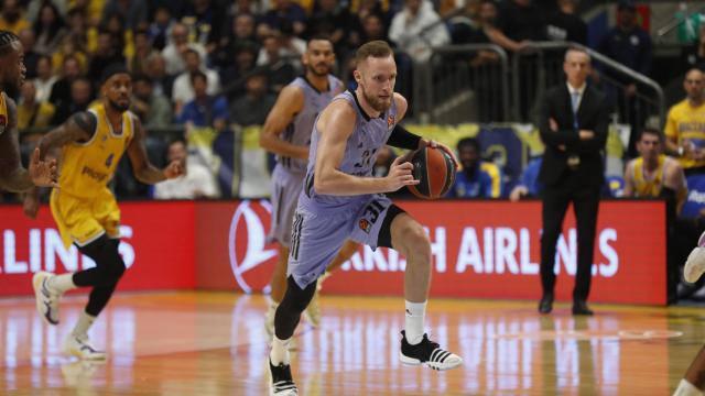 Musa realiza una carrera frente al Maccabi.