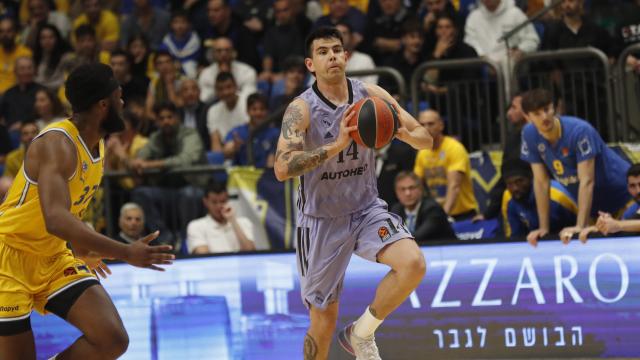 Gaby Deck realiza un pase con el Real Madrid frente al Maccabi.