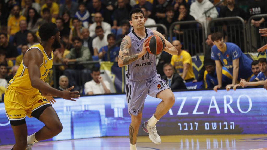 Gaby Deck realiza un pase con el Real Madrid frente al Maccabi.