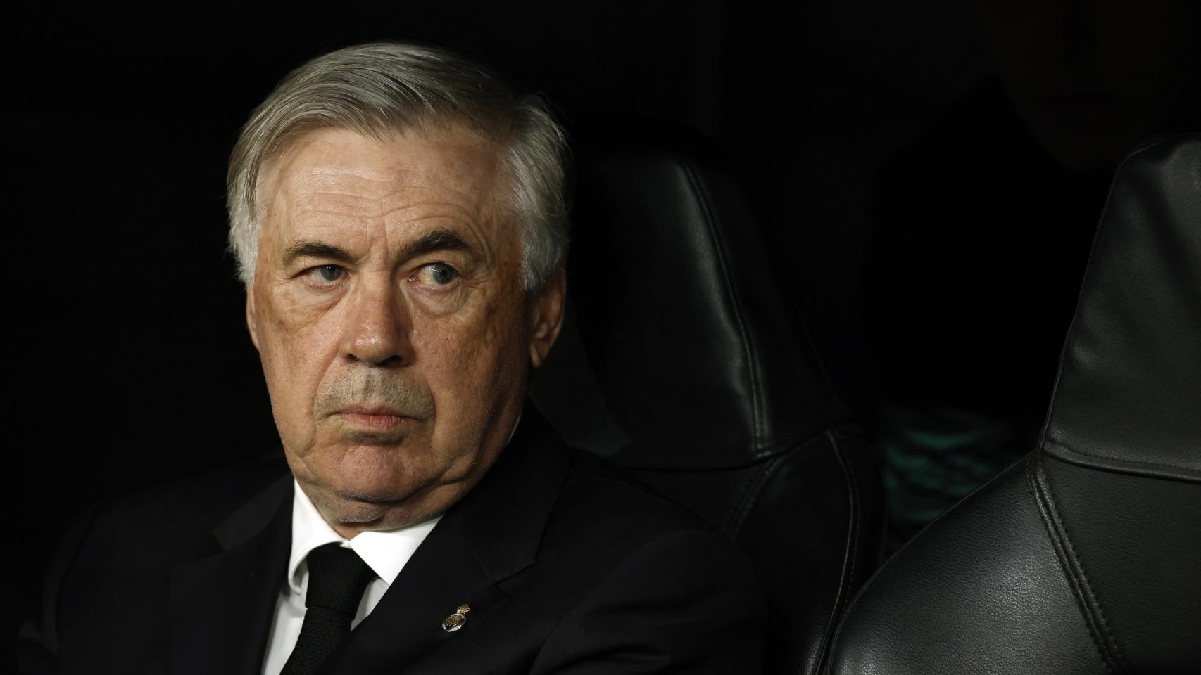 Ancelotti, con gesto serio frente al Chelsea.
