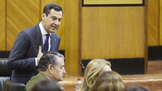 El presidente de la Junta, Juanma Moreno, durante la sesión de control en el Parlamento andaluz.