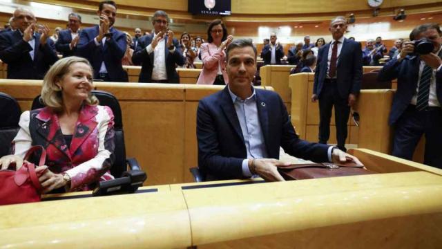 La vicepresidenta Calviño y el presidente Sánchez, en el Senado, antes de comenzar una sesión de control al Gobierno.