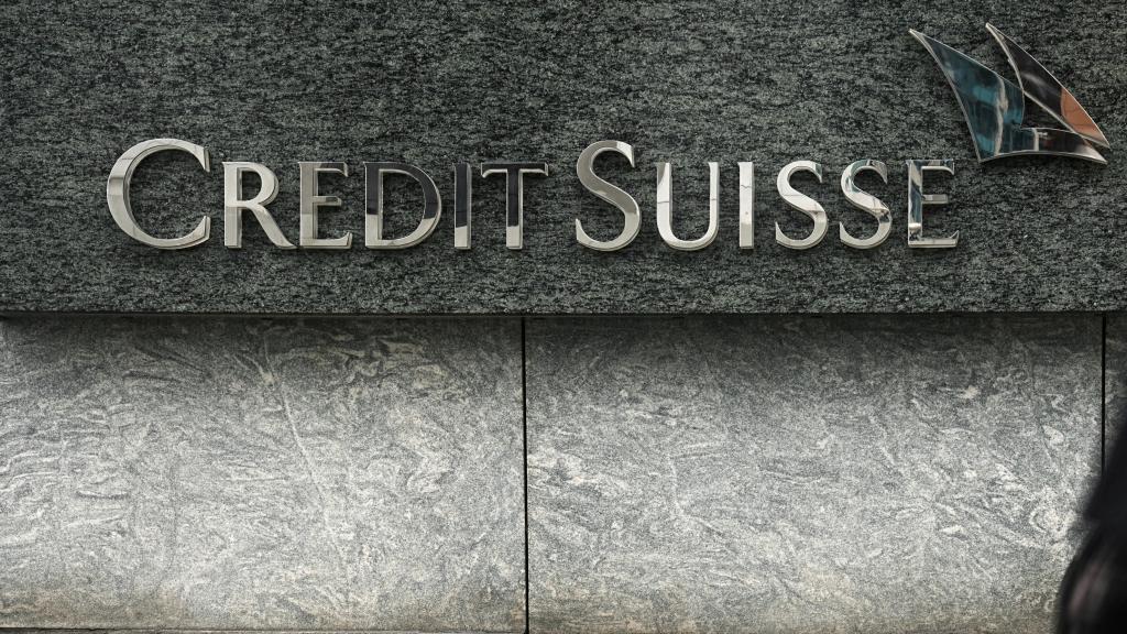 Una persona camina delante de la sede de Credit Suisse en Hong Kong.