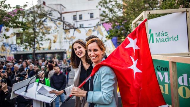 Mónica García y Rita Maestre durante la campaña de las elecciones del 28-M en Lavapies.