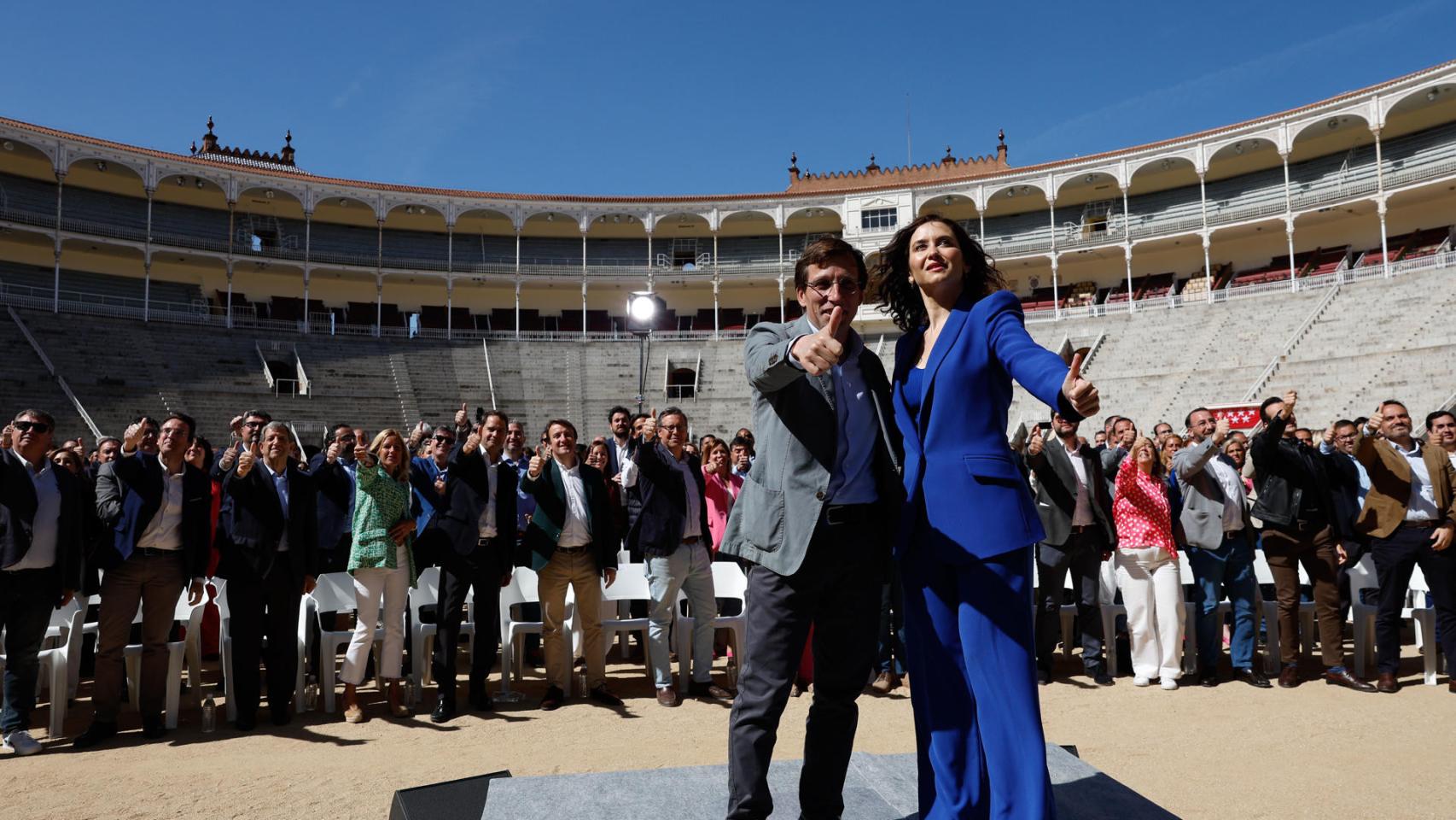 Isabel Díaz Ayuso y José Luis Martínez Almeida con todos los candidatos municipales de Madrid.