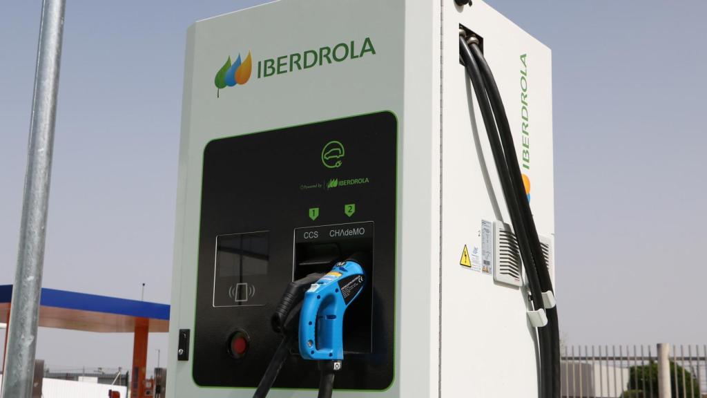Punto de carga de Iberdrola en un establecimiento de cómida rápida.