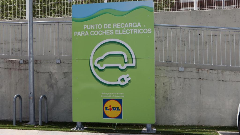 Puntos de recarga en un supermercado de Vicálvaro.
