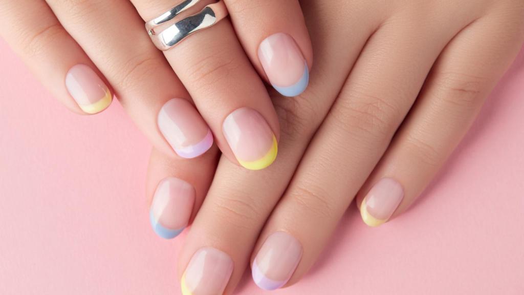 Detalle de una manicura francesa.