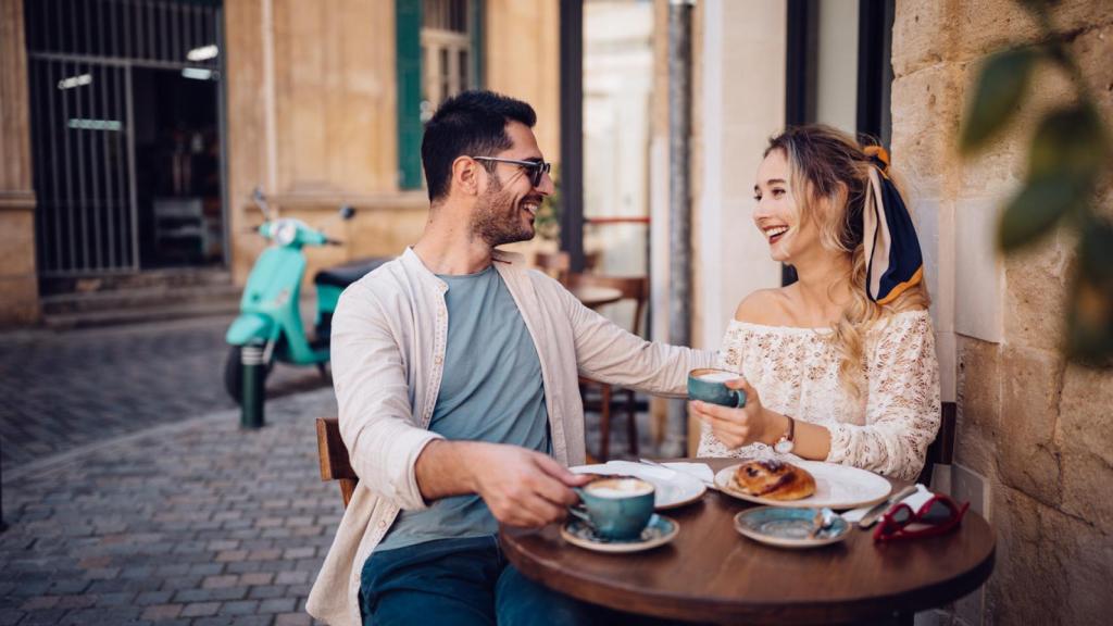 Una pareja, desayunando.