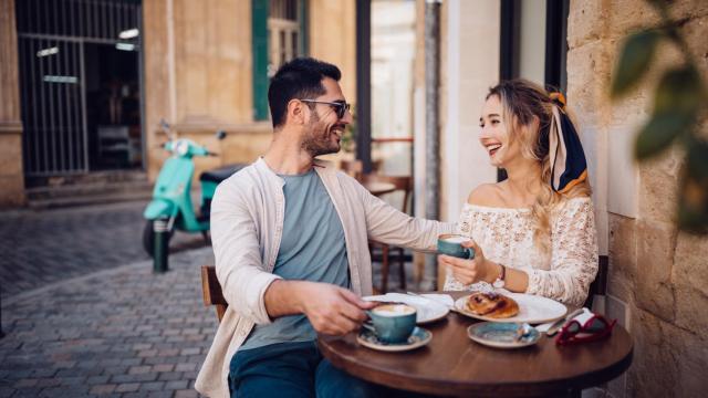 Una pareja, desayunando.