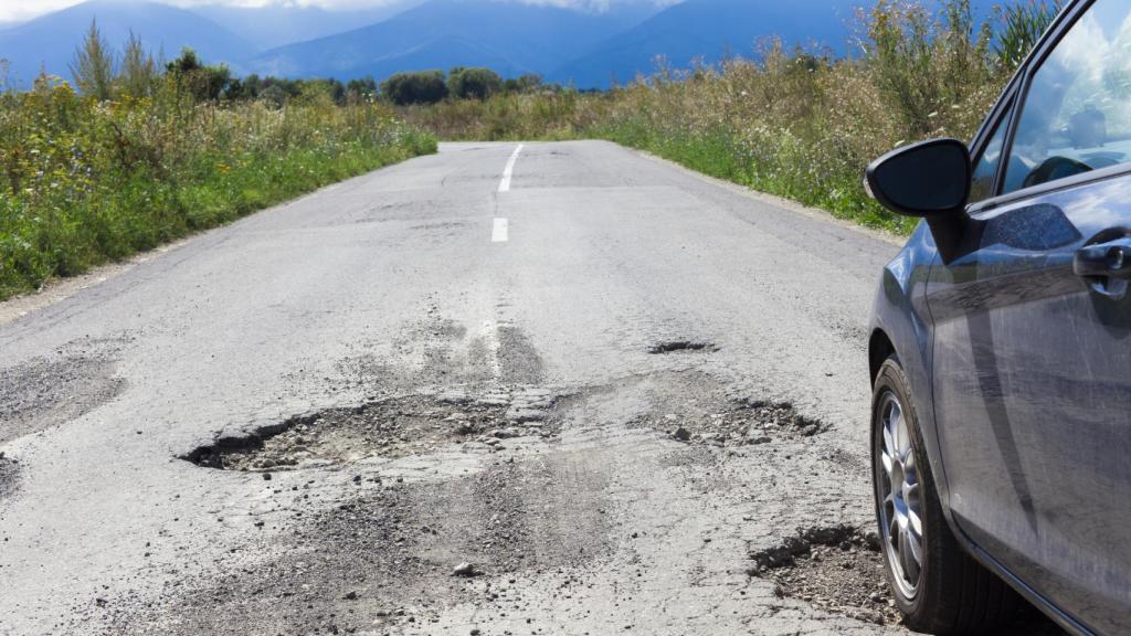 Baches en una carretera