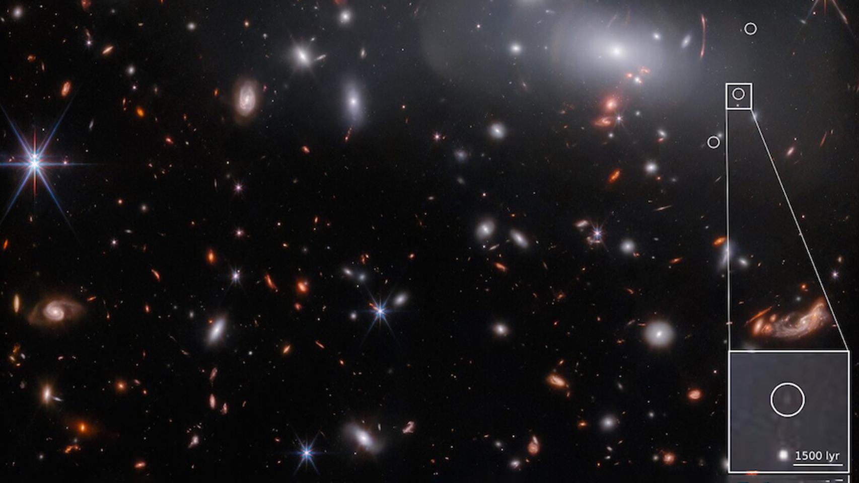 Fotografía recortada que muestra la galaxia resaltada en un lado de la instantánea.