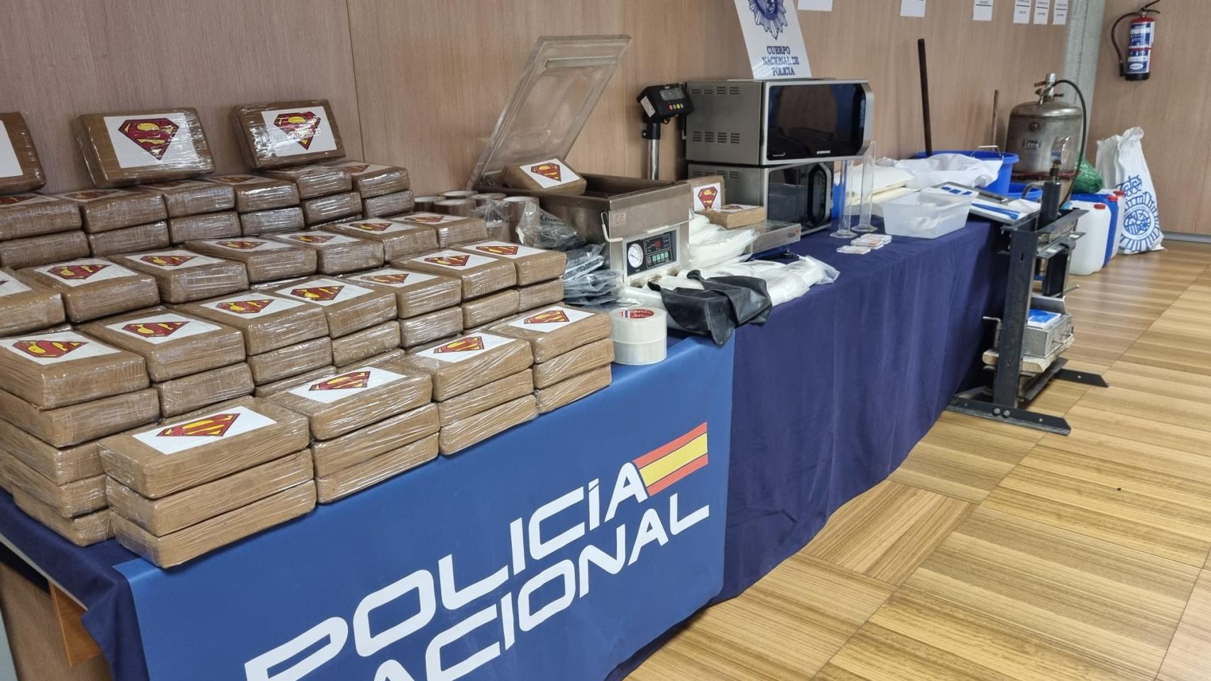 Droga y objetos incautados en el laboratorio de procesamiento de cocaína de Cerdedo-Cotobade.