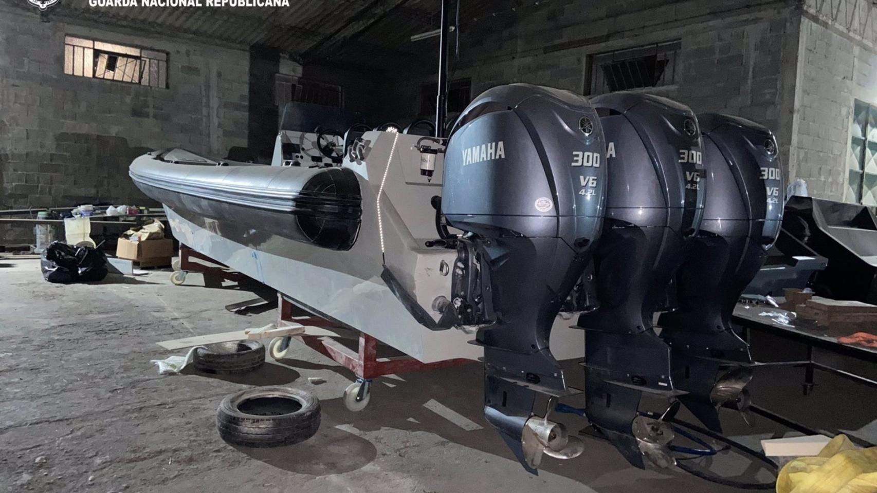 Una de las narcolanchas incautadas en una nave de Viana do Castelo.