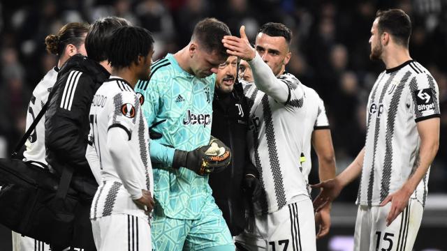 Szczesny, arropado por sus compañeros tras retirarse en el Juventus - Sporting.
