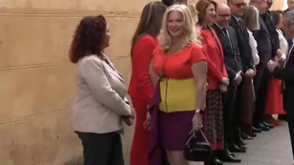La concejala de Podemos Cristina Pedrajas con un vestido de la bandera de la República.