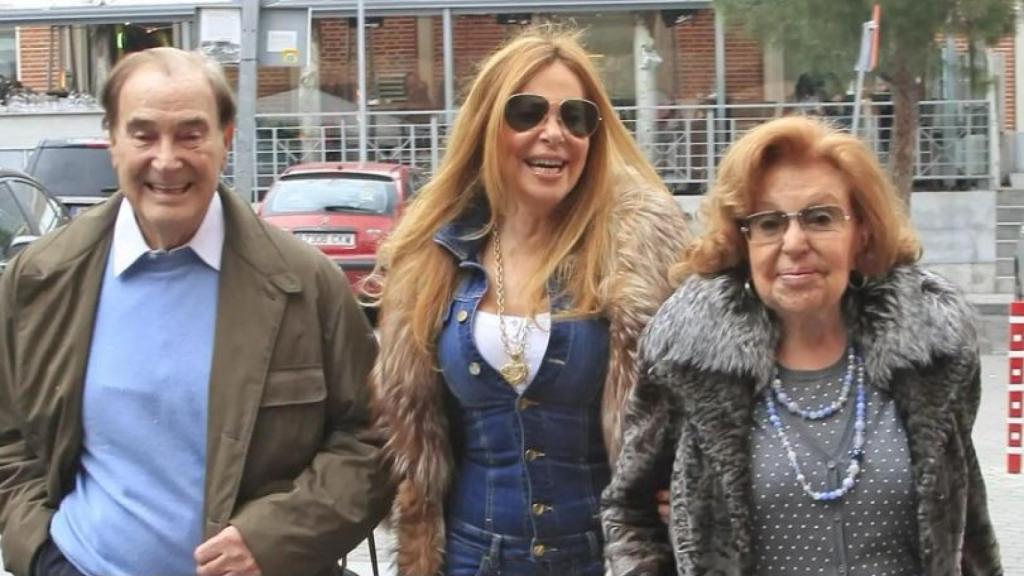 Ana García Obregón junto a sus padres, Antonio García Fernández y Ana María Obregón Navarro, en la plaza de La Moraleja, en una imagen tomada hace unos años.