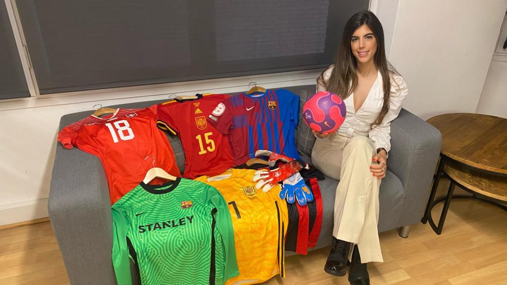 Carlota Planas junto a las camisetas de algunas de sus jugadoras.