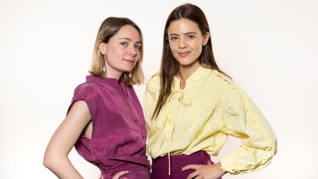Ari e Isa, las periodistas y amigas detrás de 'Está de Moda'.