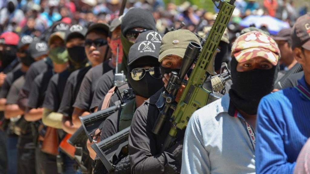 Combatientes del grupo Autodefensas El Machete forman filas en julio de 2021.